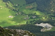 59 Vista  zoomata sui Piani di Ceresola e il Rif. Trifoglio, da dove siamo partiti